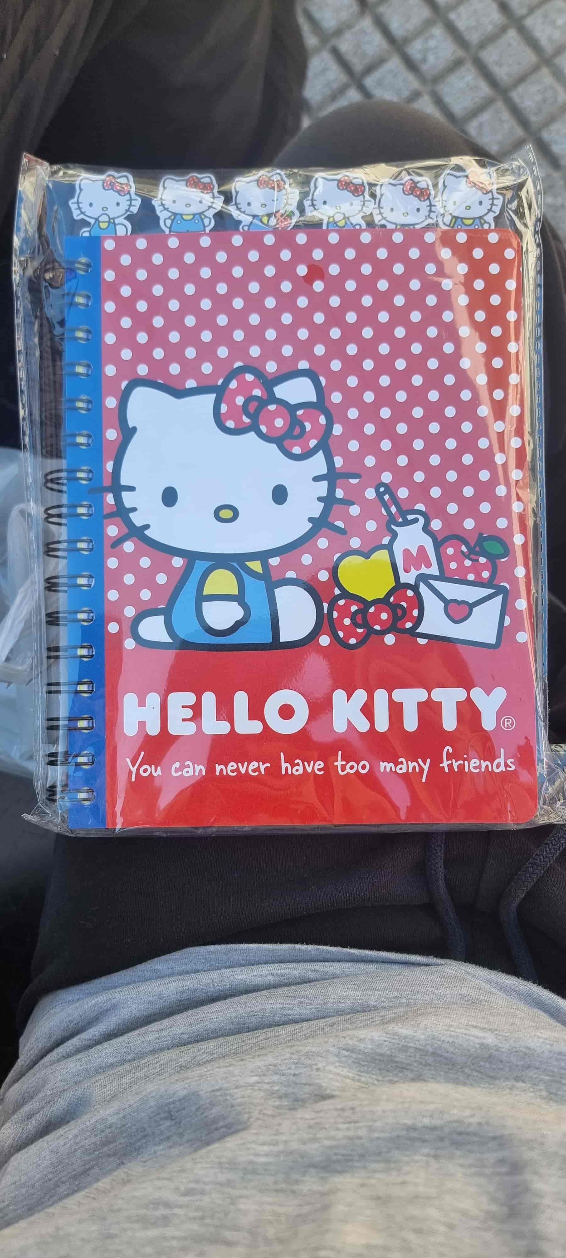 foto de una libreta con hello kitty